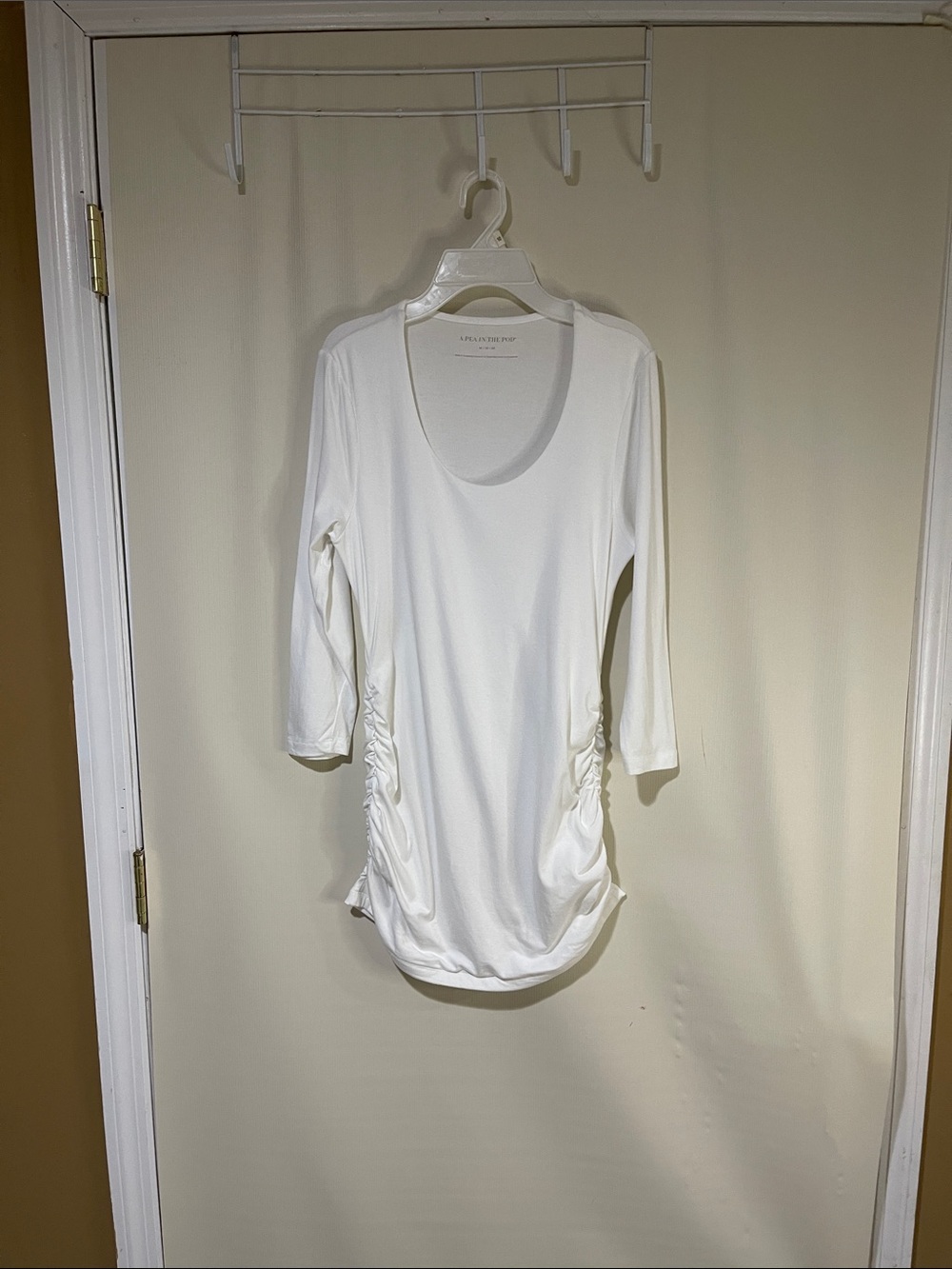 NWOT Beautiful A Pea in the Pod White Scoop-Neck 3/4 Sleeve Ruched Maternity Top